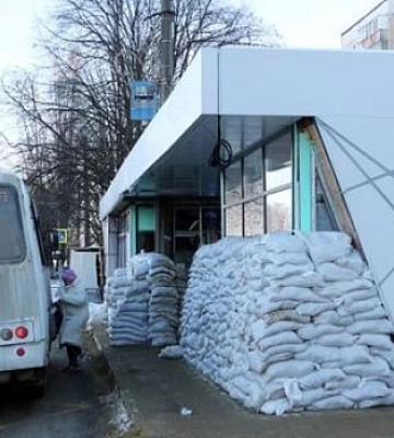 В Черниговской области российский дрон попал в микроавтобус с людьми: есть пострадавшие