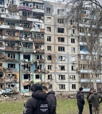 Унаслідок удару РФ по Запоріжжю загинули 8-річна дівчинка та її батько, а також водій тролейбусу: нові подробиці