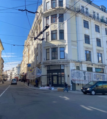 У Чернівцях продовжують ремонт фасаду історичного будинку на розі вулиць Університетської та Поштової