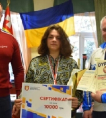 Луцький міський голова вручив юному важкоатлету сертифікат