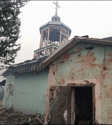 "Скло гримить, все гримить". У Дружбі на Сумщині через російську атаку пошкоджені магазини, храм та оселі