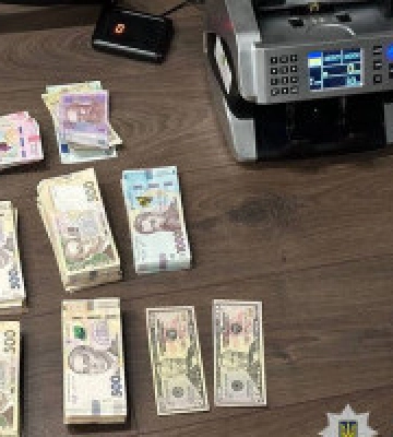 За підробленими документами зняли з чужого рахунку 350 тис гр - у Києві затримано шахраїв. ФОТО