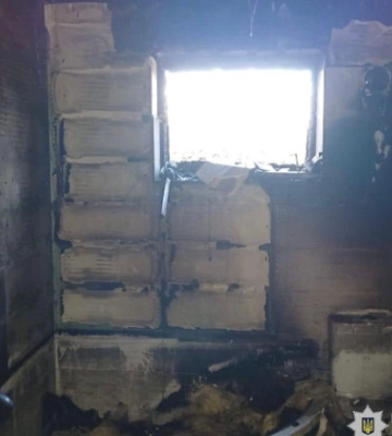На Київщині троє чоловіків обікрали та підпалили будинок