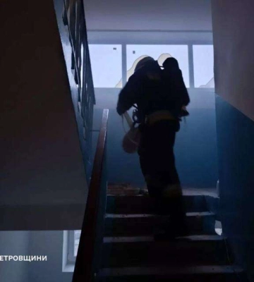 У Дніпрі з палаючої квартири у багатоповерхівці врятували двох людей 
