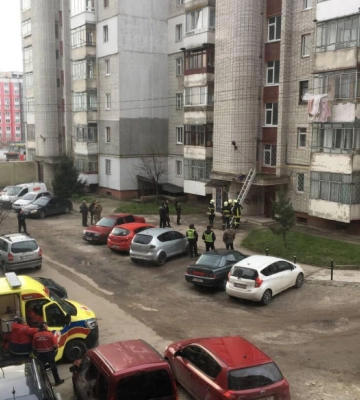 У Львові з вікна восьмого поверху житлового будинку випала дівчина