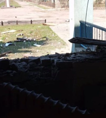 В Херсонской области враг обстрелял село и с дрона сбросил взрывчатку на пункт несокрушимости: есть пострадавшая. Фото