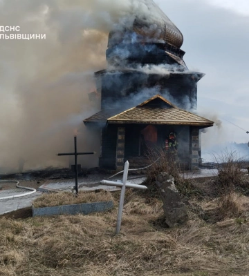 На Львівщині горить церква (ВІДЕО)