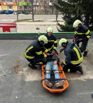 У Черкасах чоловік випав із четвертого поверху на дах магазину