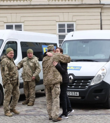 Парламентарі зі Швеції привезли до Львова 7 автомобілів швидкої допомоги для військових медиків