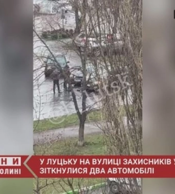 У Луцьку на вулиці Захисників України зіткнулися два автомобілі – утворився затор (відео)