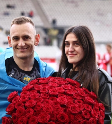 Футболіст &quot;Вереса&quot; освідчився своїй дівчині на німецькому стадіоні