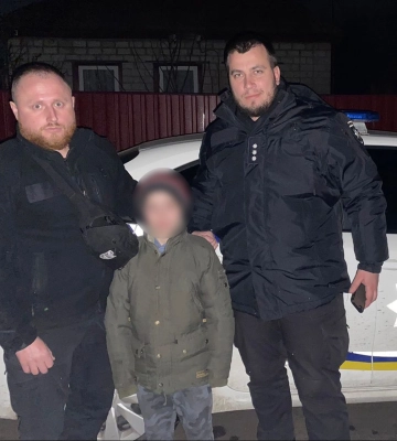 Загубилася у сквері: у Черкасах розшукали 6-річну дитину та повернули матері