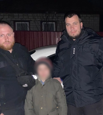 Загубилася у сквері: у Черкасах розшукали 6-річну дитину та повернули матері