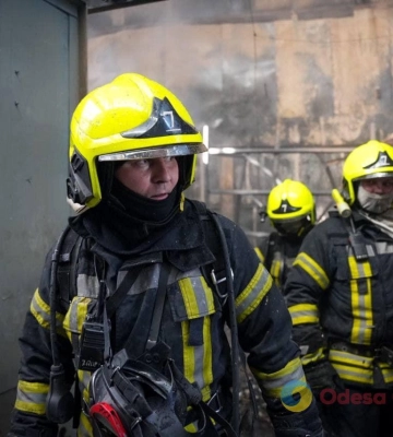 В Одесі на Таїрова горів склад – вогонь охопив 200 квадратних метрів (фото, відео)