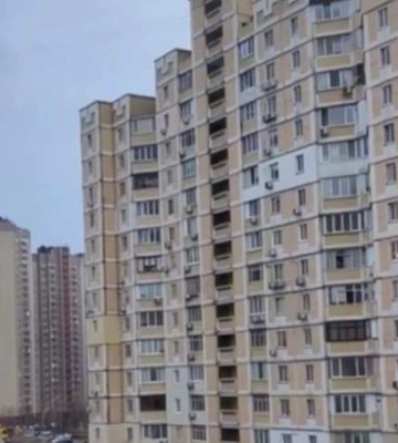 У Києві чоловік відкрив стрілянину з балкона: момент потрапив на відео