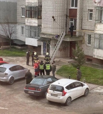 У Львові з вікна багатоповерхівки випала дівчина (ФОТО)