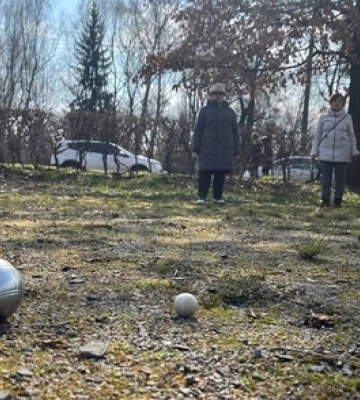 Розвиває координацію та уважність: у Луцьку діє петанк клуб для пенсіонерів (відео)