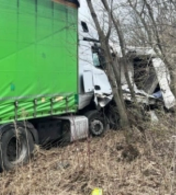 Біля Рівного зіштовхнулися бус та вантажівка: загинув пасажир
