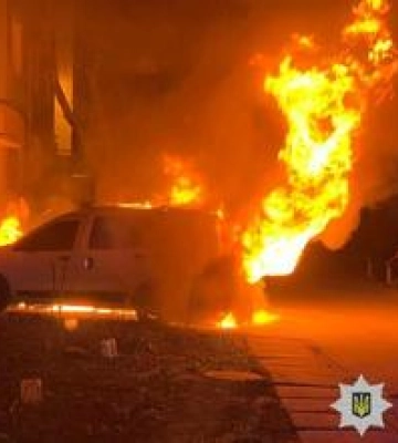 Поліція розшукує двох чоловіків, які вночі підпалили авто у Полтаві