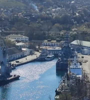Сили оборони уразили два російські великі десантні кораблі в Криму