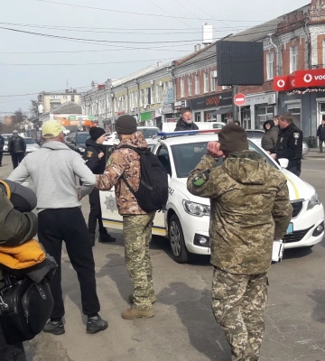 У Полтаві на Центральному ринку представники ТЦК побилися з чоловіком, який відмовився від вручення другої повістки