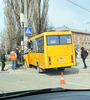У Полтаві зіткнулися маршрутка та легковик