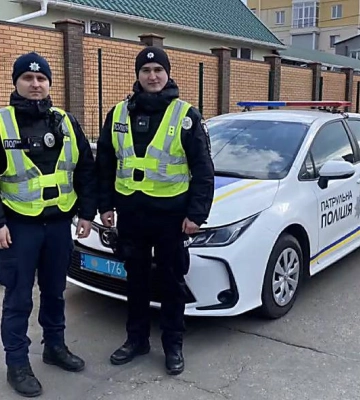 В Миколаєві патрульні врятували дівчину, яка збиралась стрибнути з вікна
