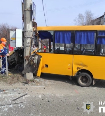У Полтаві зіткнулися маршрутка та легковик