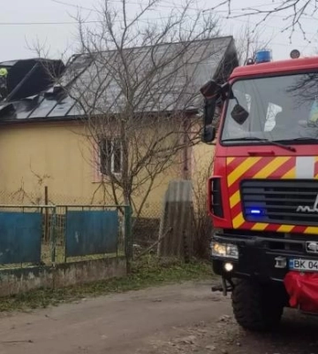 Чотирнадцять рятувальників гасили пожежу у селі на Рівненщині