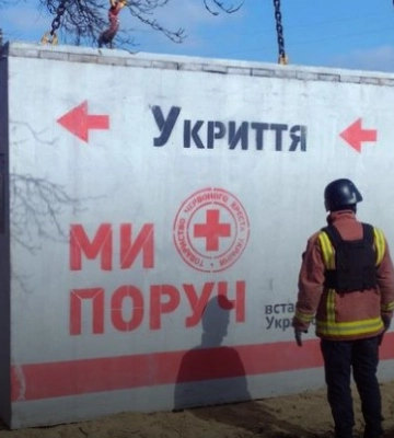У центрі Краснопілля встановили залізобетонне укриття (відео)
