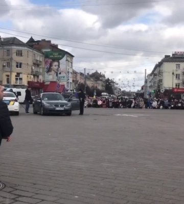 Загинув в одному бою з братом: у Луцьку прощаються з молодим Героєм Артемом Павлюком. Відео