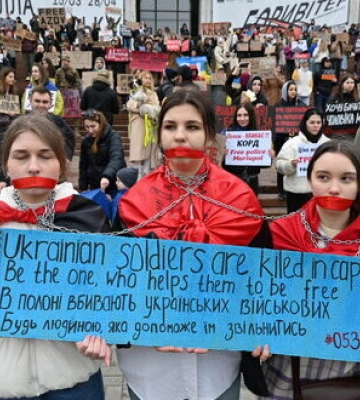 &quot;Поки ти мовчиш, їх катують&quot;: у центрі Києва родичі військовополонених вкотре зібралися на акцію