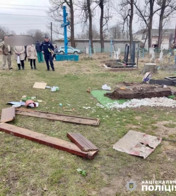 Житель  Житомирщины разгромил могилу военного: причина шокирует