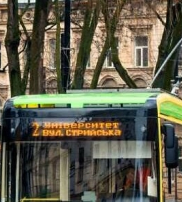 У Львові неадекватний чоловік побив палицею дівчинку в тролейбусі