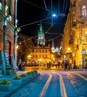У Львові пара під час комендантської посеред вулиці зайнялась сексом