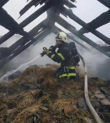 Чотирнадцять рятувальників гасили пожежу у селі на Рівненщині