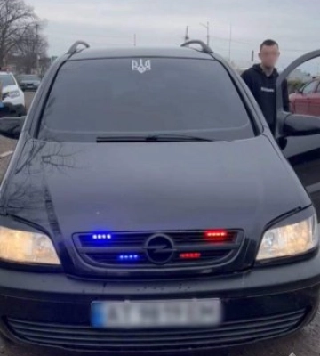 На Закарпатті  поліція виявили водія, який незаконно встановив на своє авто проблискові маячки