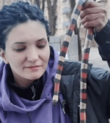 Не на шутку испугалась: киевлянка нашла в авто необычную змею, видео