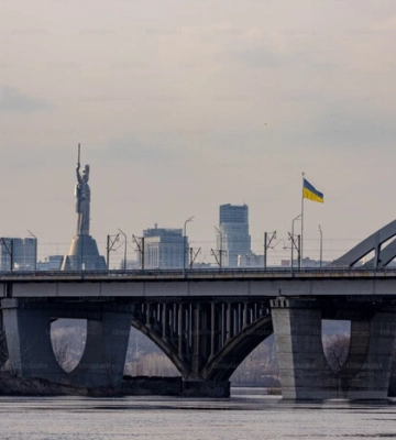 Кияни вимагають відкрити пішохідні переходи на мостах під час тривоги