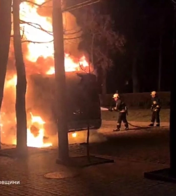 У Дніпрі вщент згорів автомобіль комунальної служби
