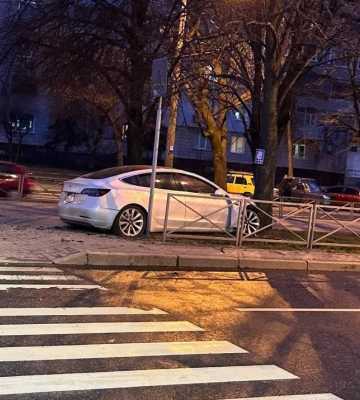 На бульварі Шевченка Tesla в’їхала в дерево