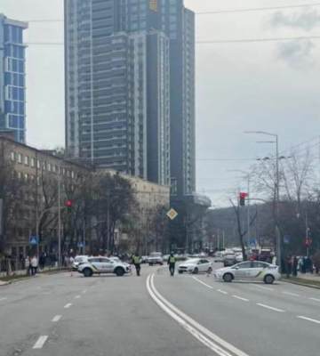 Взрывы в Киеве: в Печерском районе обломки ракеты повредили жилой дом — КГВА