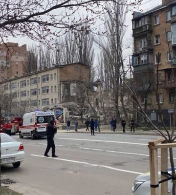 Росіяни вдарили по Києву ракетами. Уламки впали на будинок на Печерську