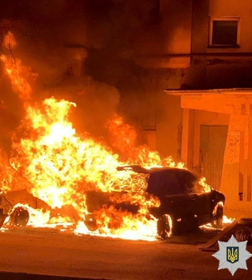 У Полтаві невідомі підпалили автівку: згоріло дві машини