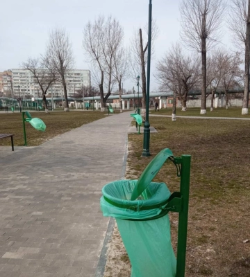 В одному з харківських парків вандали пошкодили урни 