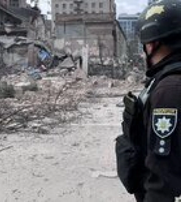 Киев. Полиция показала разрушения на Печерске из-за ракетного удара России — фото с места