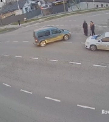 Момент аварії на перехресті вулиць у Луцьку зафіксували камери
