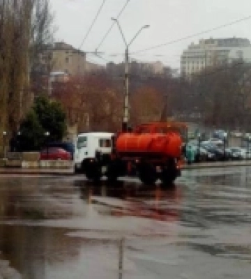 Через негоду комунальні служби Одеси працюють у посиленому режимі