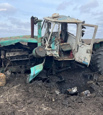 В поле на Харьковщине подорвался трактор: механизатор получил ранение 