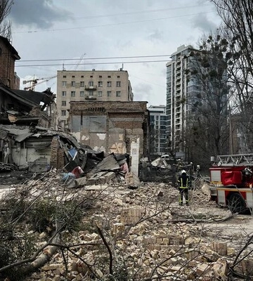 Рятувальники показали фото наслідків удару по Києву. Під завалами можуть бути люди